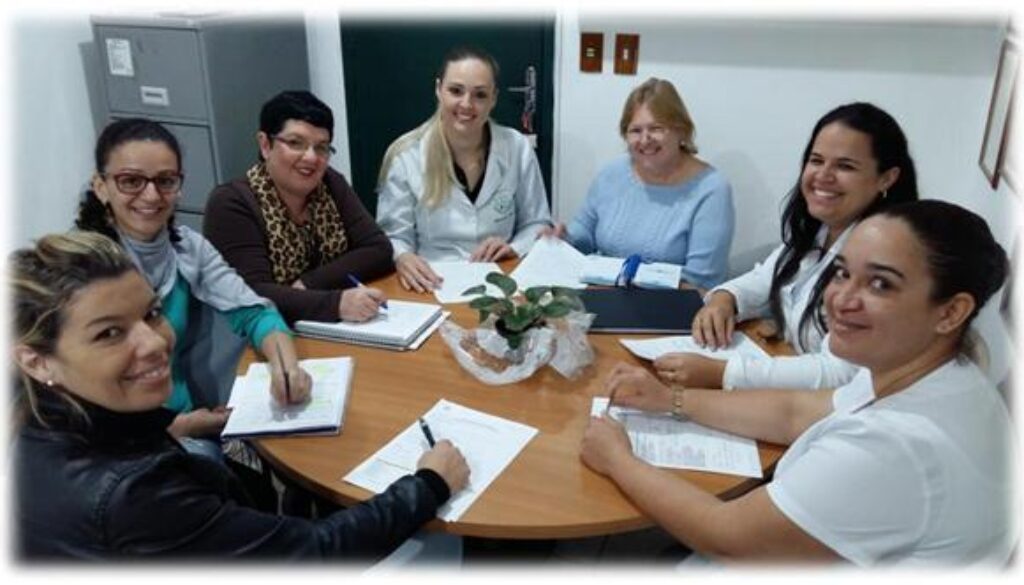 Reunião de semanal de equipe técnica para discussão das situações apresentadas pelos idosos e tomada coletiva  de decisão