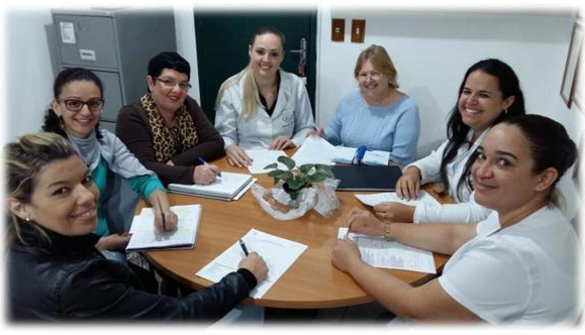 image022 Reunião de semanal de equipe técnica para discussão das situações apresentadas pelos idosos e tomada coletiva de decisão