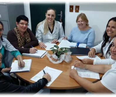 Reunião de semanal de equipe técnica para discussão das situações apresentadas pelos idosos e tomada coletiva  de decisão